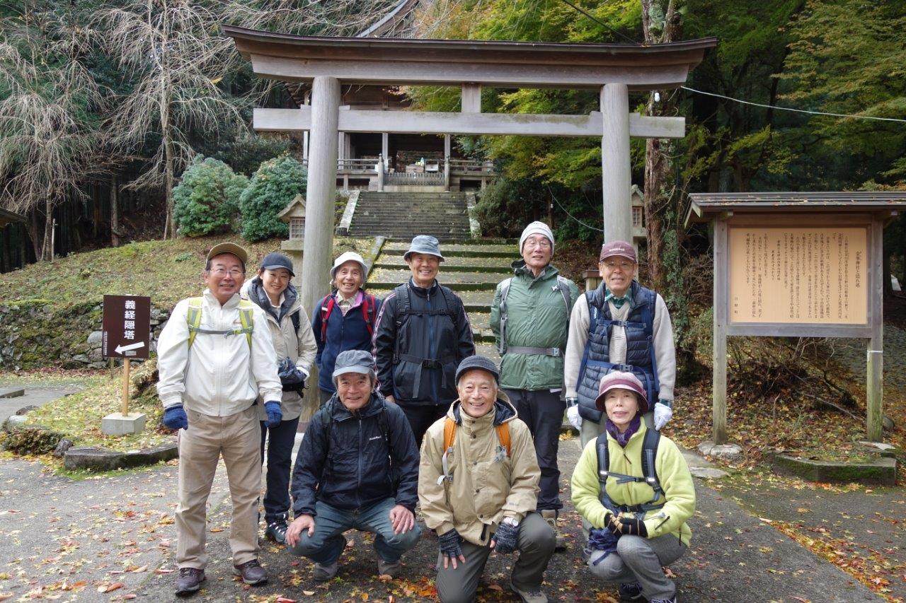 7. 金峰神社の前で