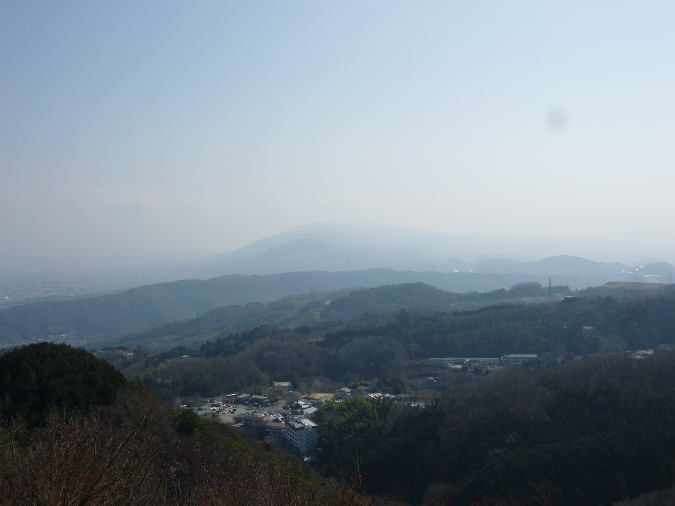 44. 山頂から大和葛城、金剛山を望む