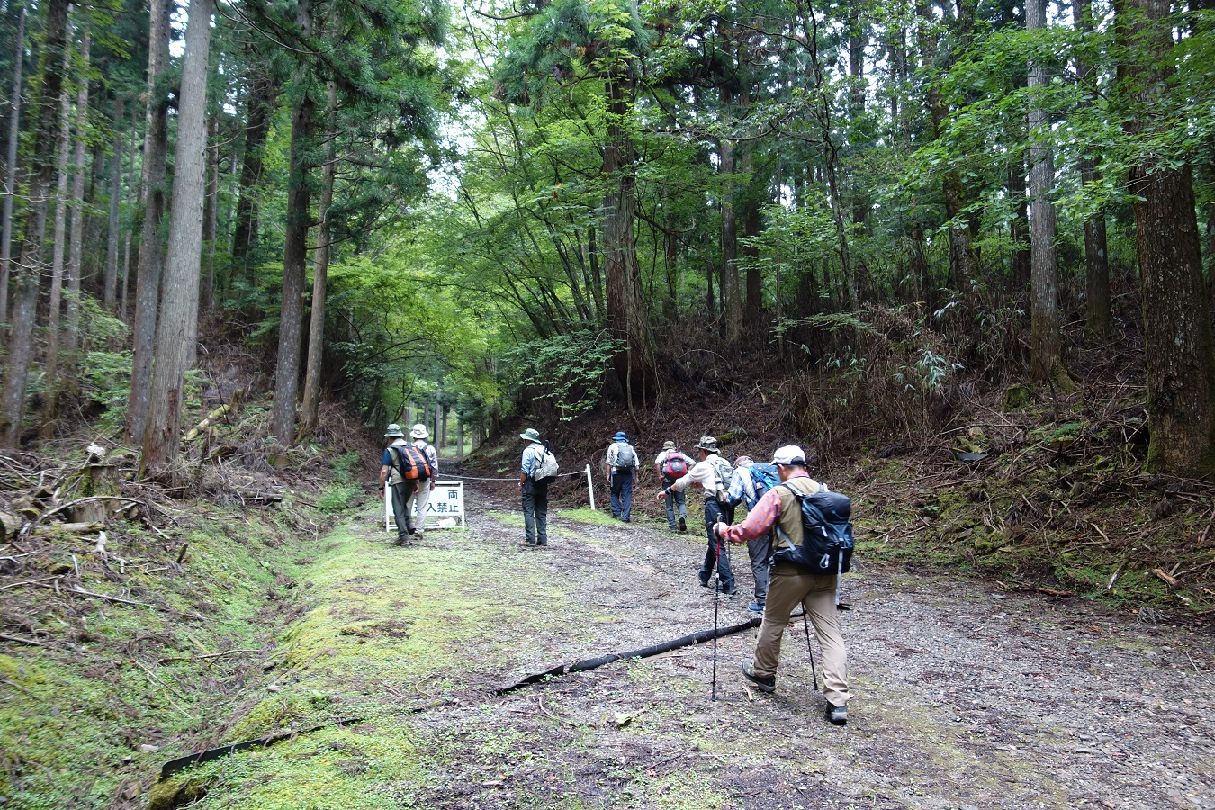 ２．摩尼山登山口から山道へ