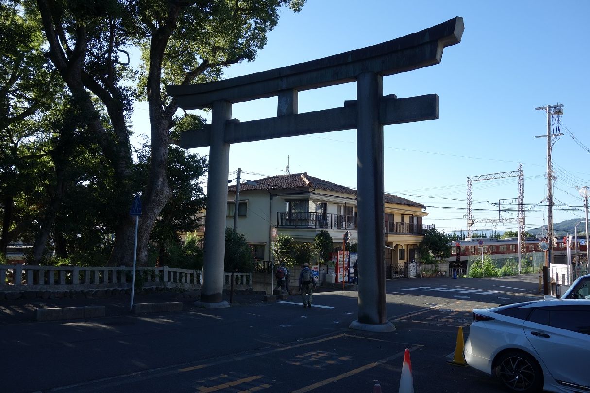 ３５．枚岡神社の鳥居を過ぎてゴールの枚岡駅へ