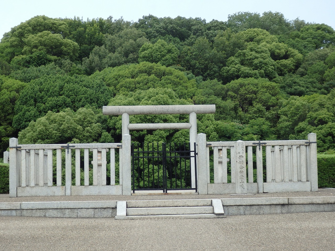 ⑩仲姫命陵正面