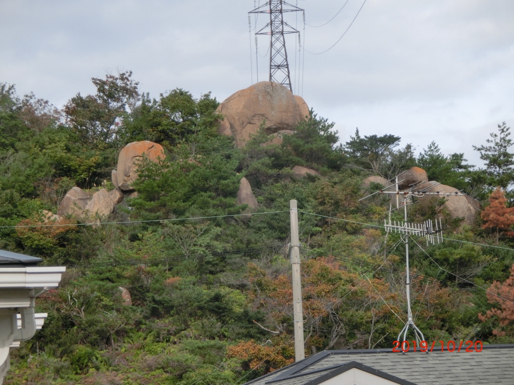 １３．柏堂町の大岩抱く小山