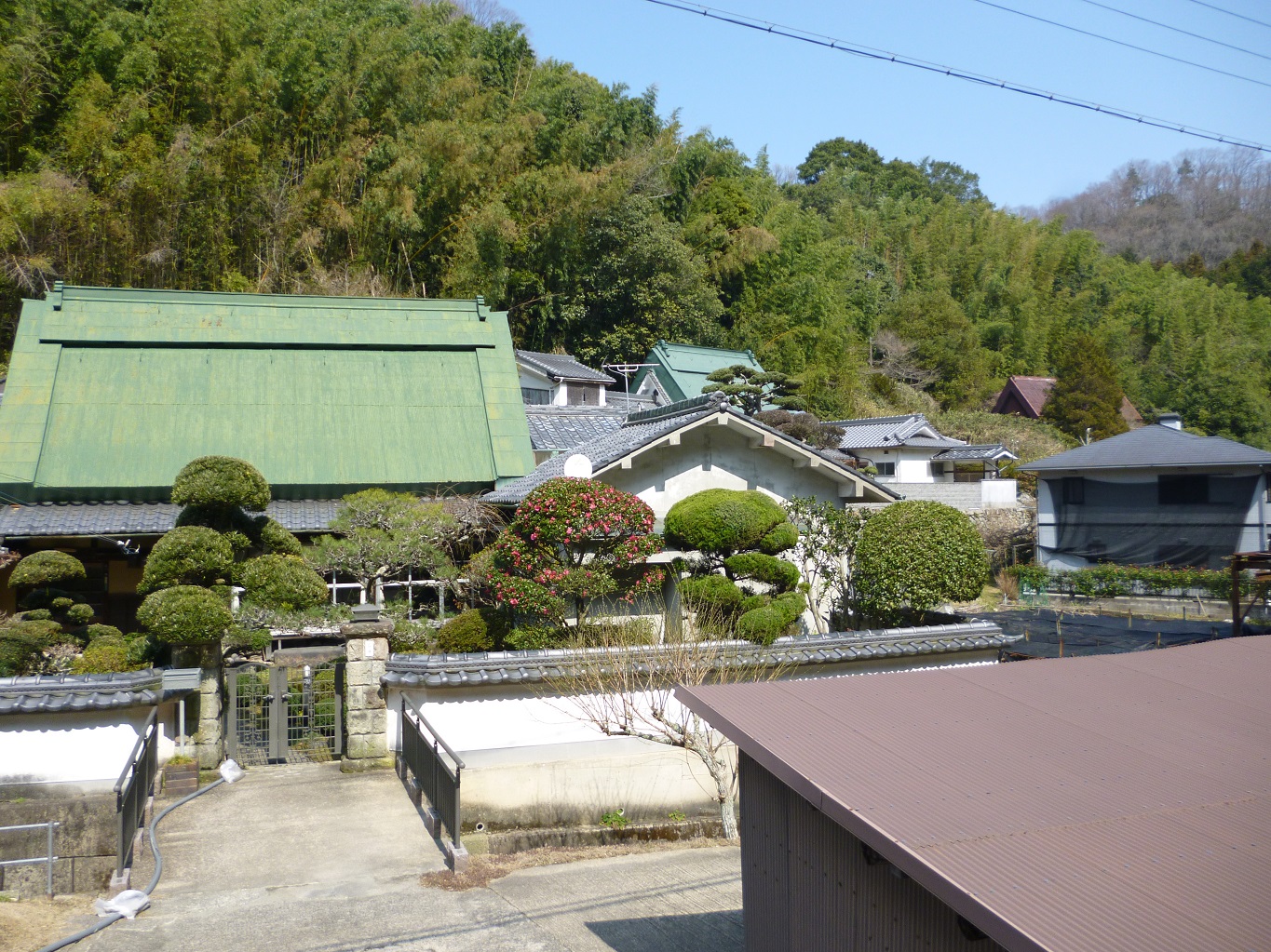 24. トタンで覆いされた茅葺の家