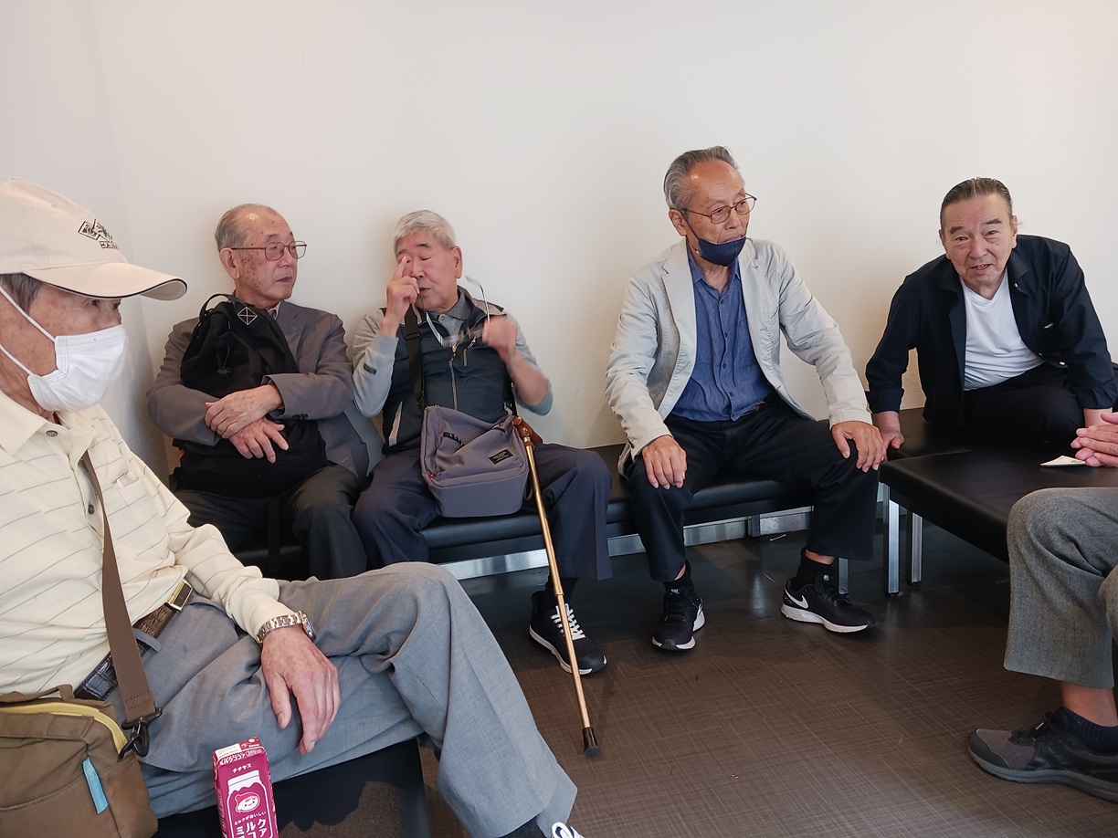 1)はとバス待合室は貸し切り状態