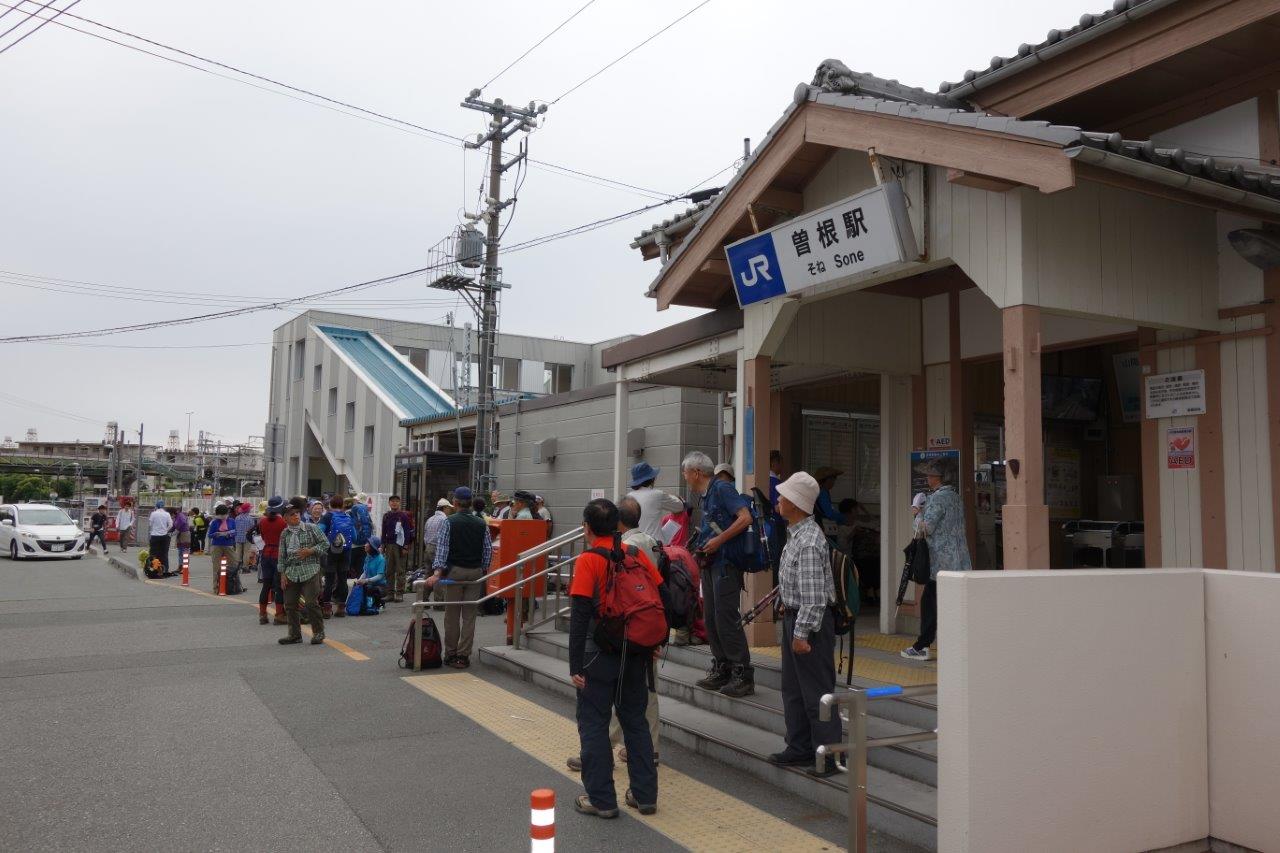 1. 登山客で賑わうＪＲ曽根駅