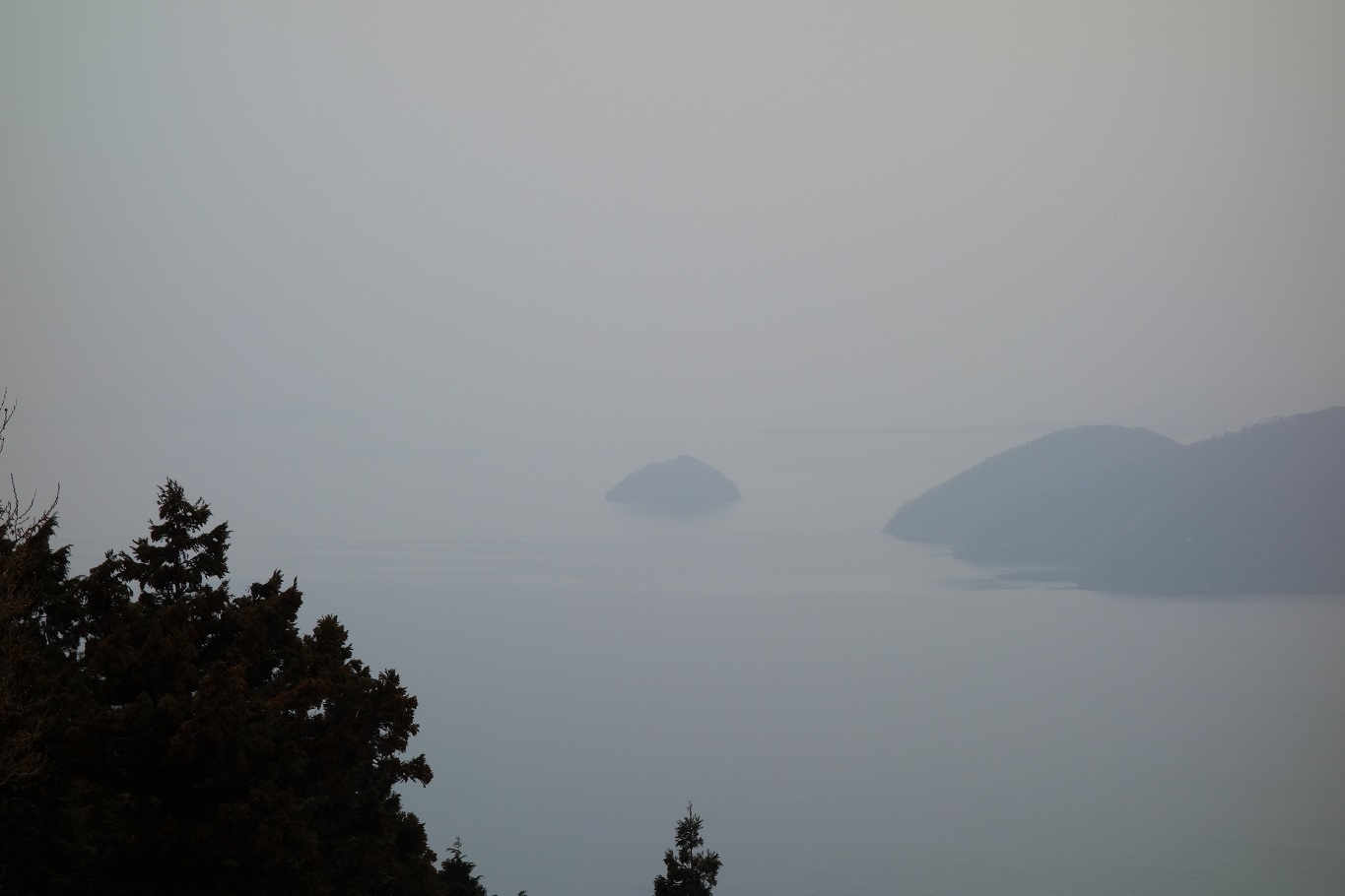 12. 霞んでる中、竹生島が見える