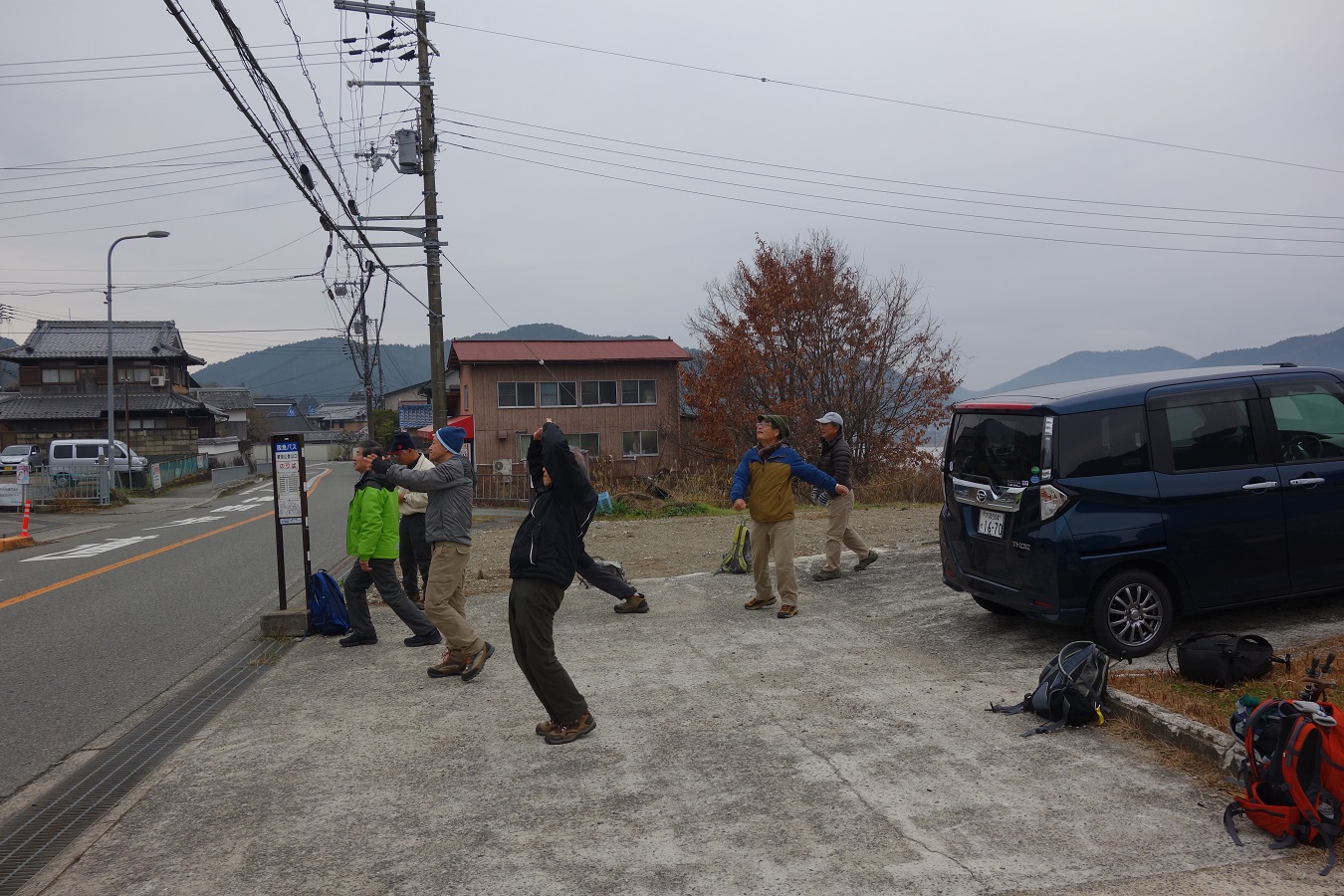 3. 歌垣山(554ｍ)を見上げながら、準備体操