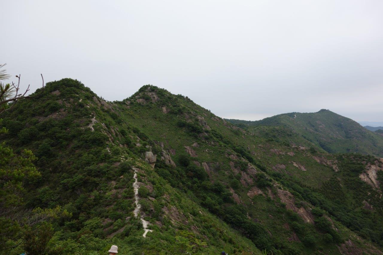 14. これから稜線を歩いて、右端の高御位山を目指す
