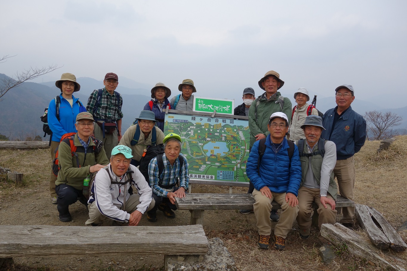 16. 賤ケ岳合戦図を囲んで記念撮影