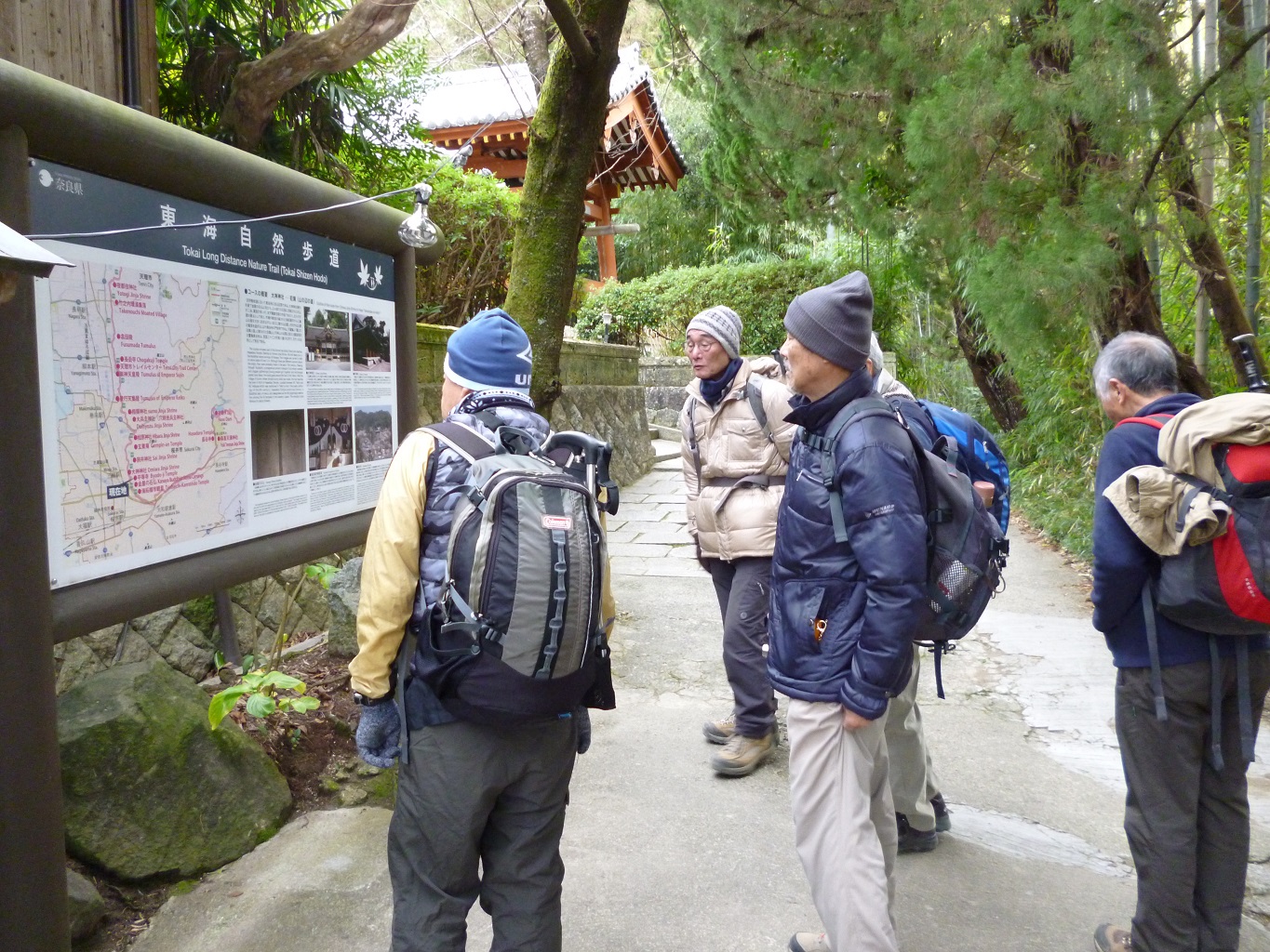 13. 平等寺入り口の案内板を見る
