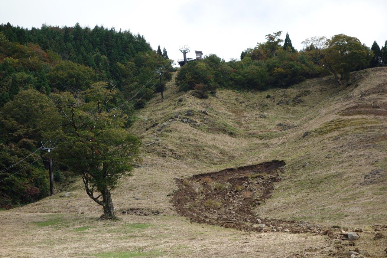 16. スキー場の一部で土砂崩れ