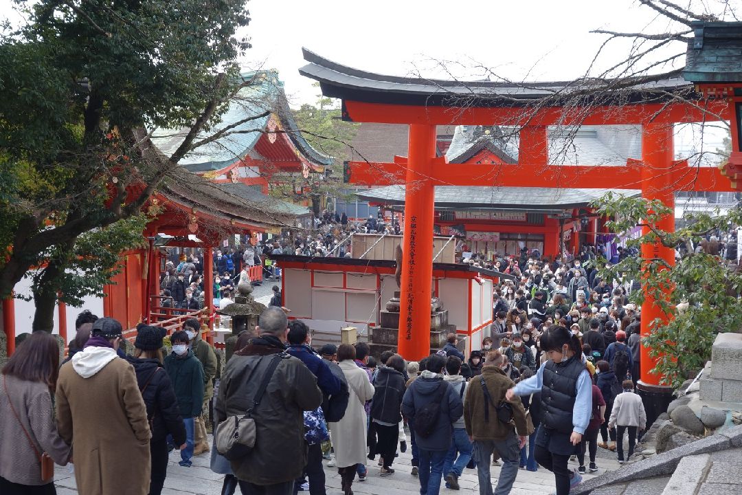 参拝客で溢れる境内