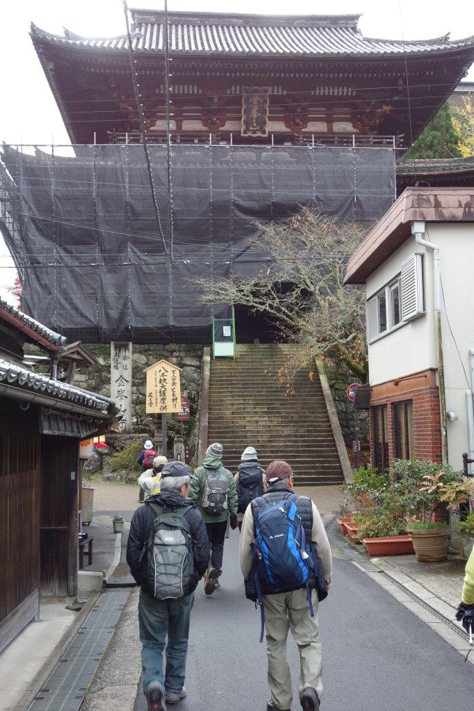 5. 修理中の金峯山寺仁王門