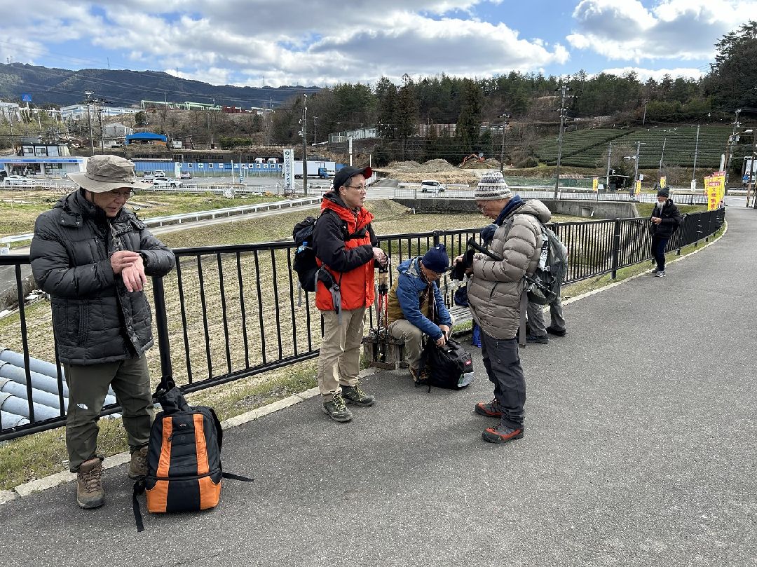 ２４．下山し、工業団地口でバスを待つ