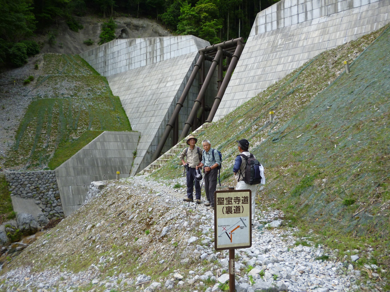12. 行く手に大きな砂防ダム？が立ち塞がる