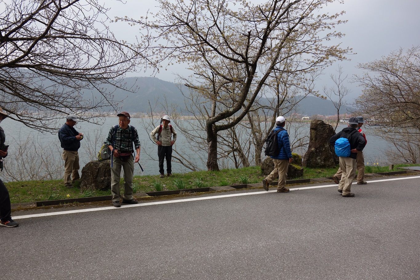 23. 余呉湖畔に下りる