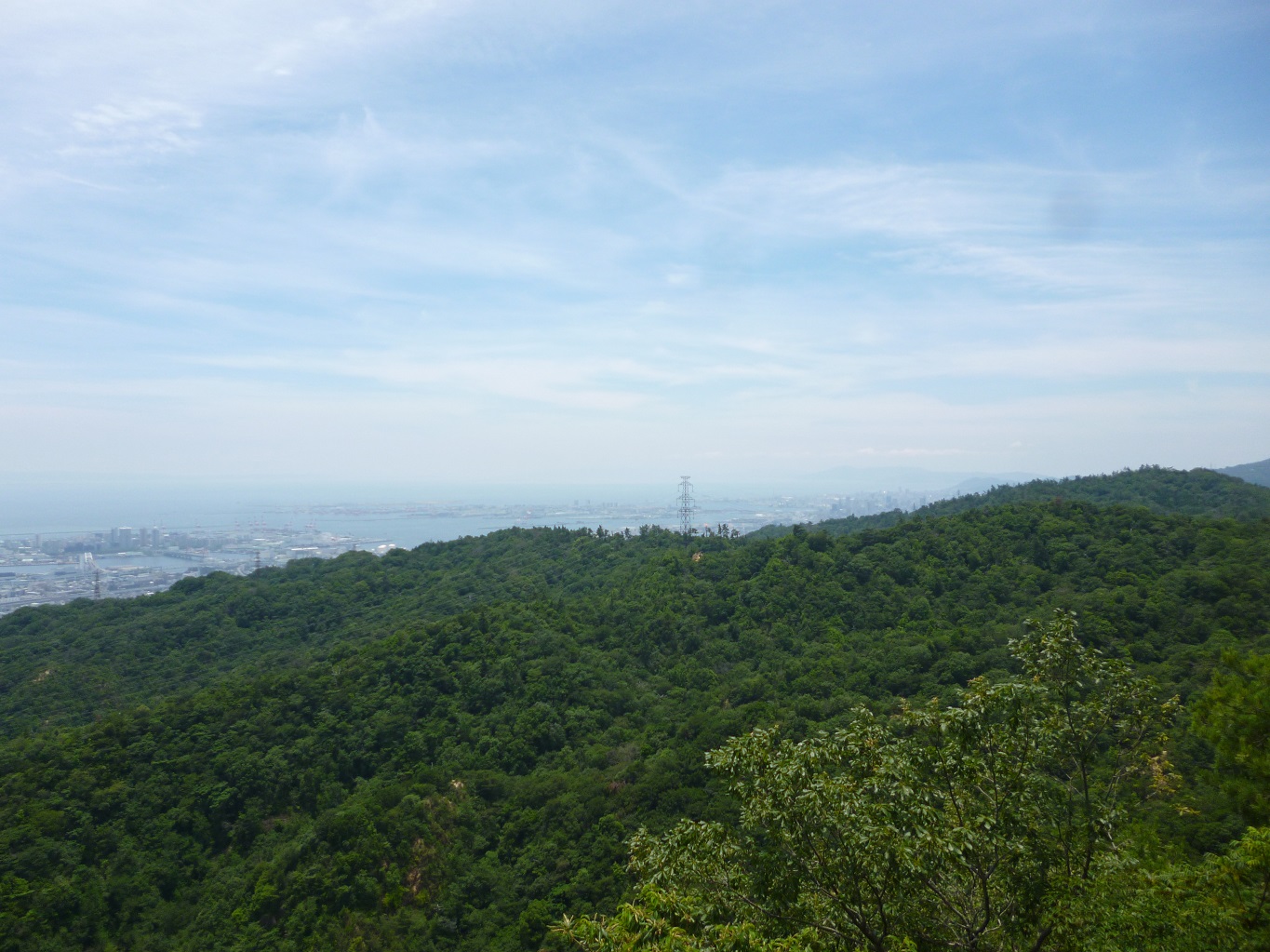 14. 岩小屋の岩場から神戸、淡路島を望む