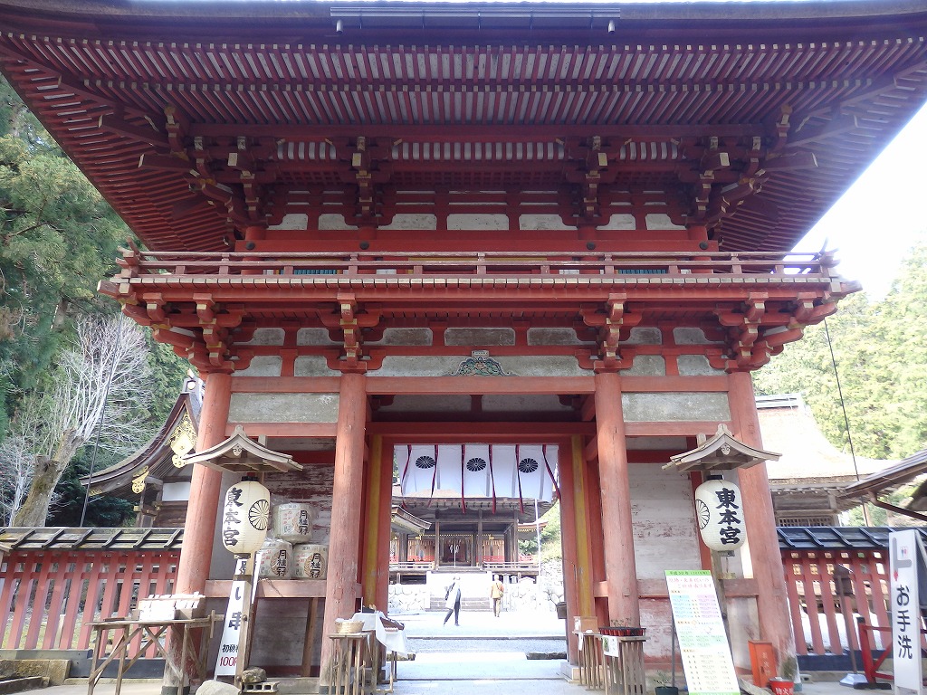 東本宮の楼門