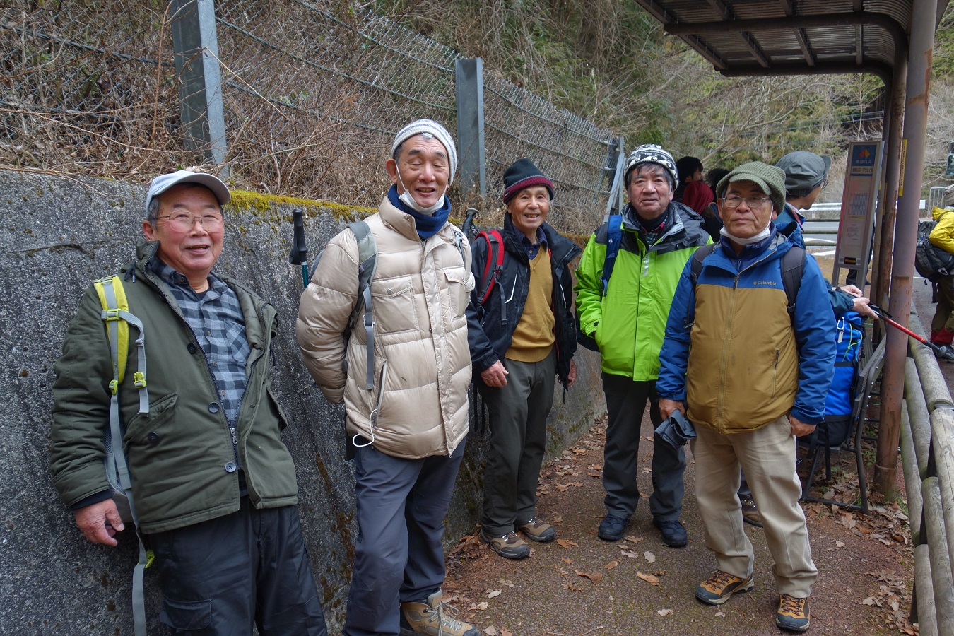 19. ゴールのロープウェイ前バス停に到着①、お疲れさま！