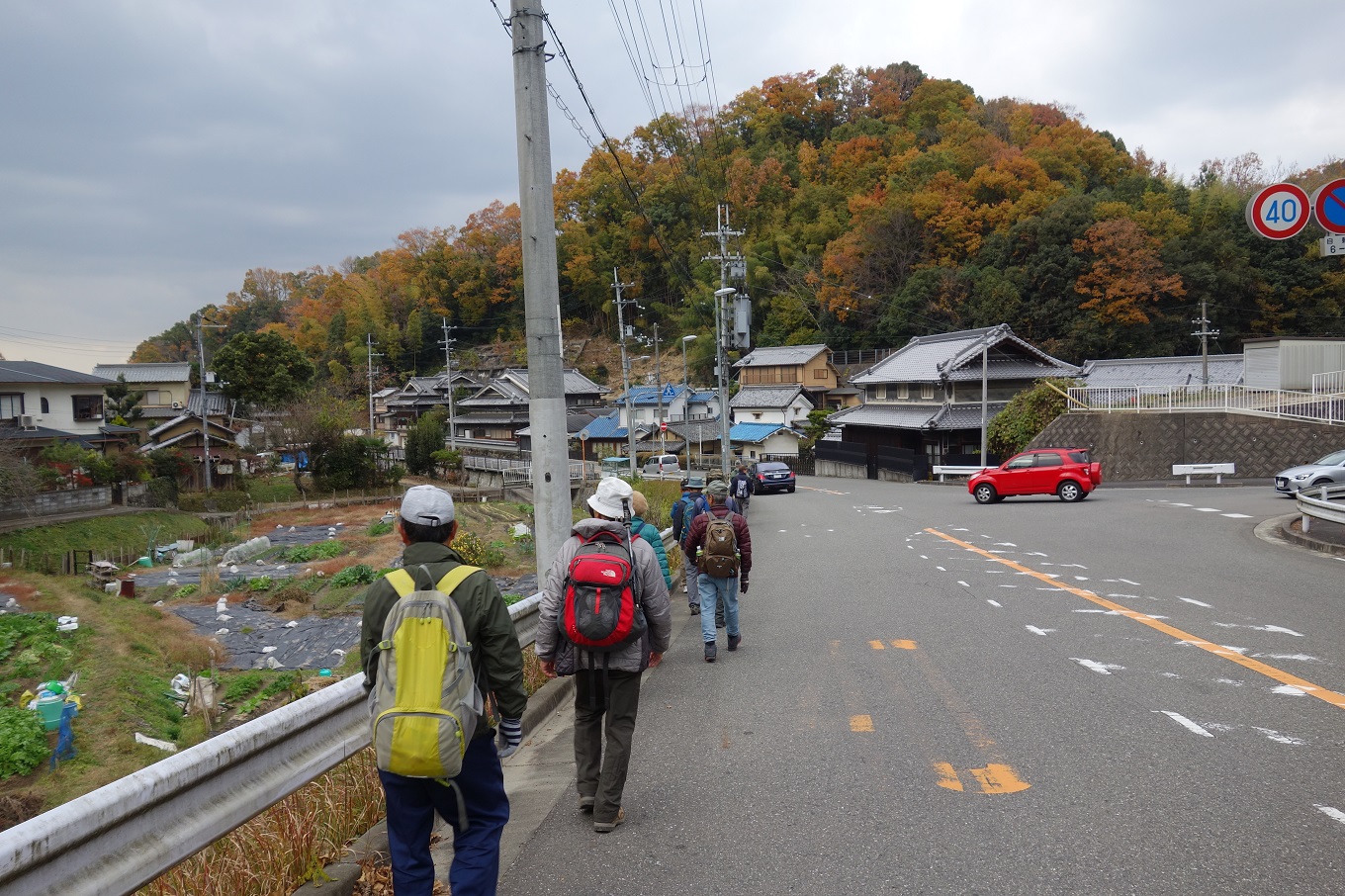 18. 黙々と車道を進む