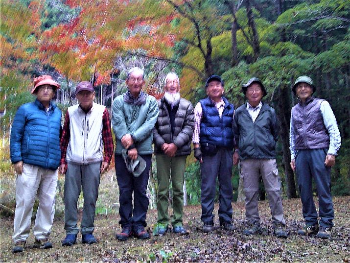 １９．西行庵前で記念撮影