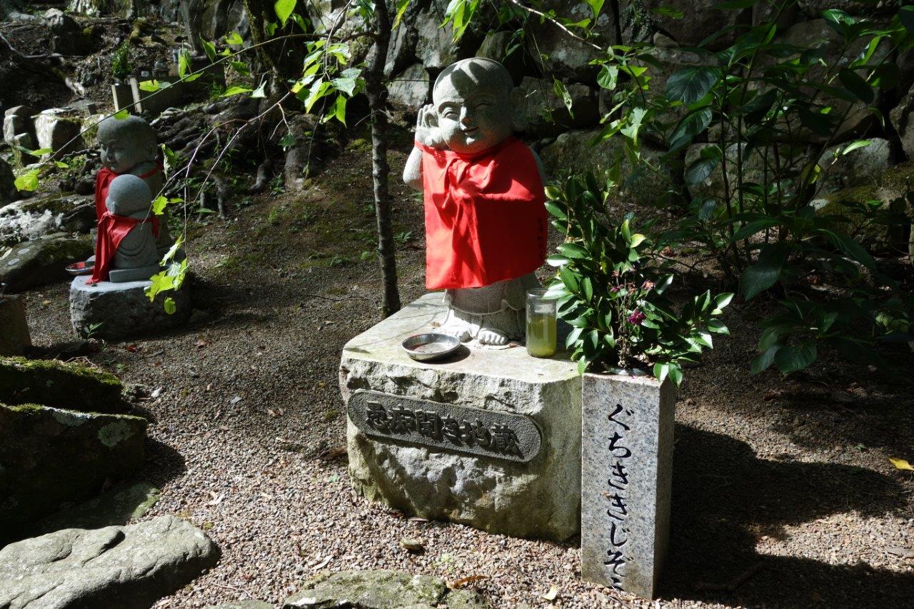 5. 山門そばの可愛いお地蔵さん①
