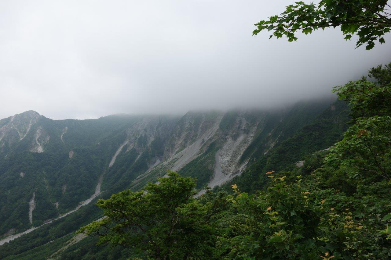 0935 ガスがかかった北壁、左に三鈷峰