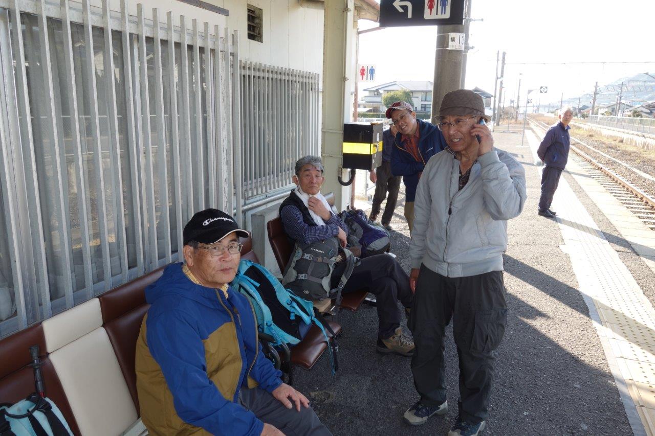 35. ゴールの紀伊宮原駅で電車を待つ