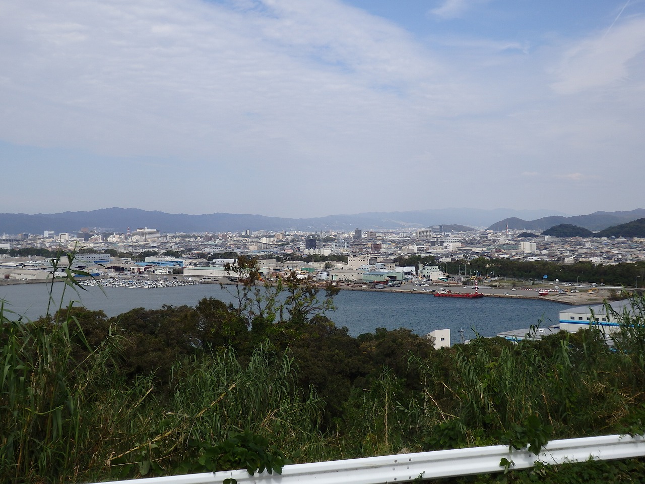 2、高台から水軒堤防あとを見る（奥の松林のところ）
