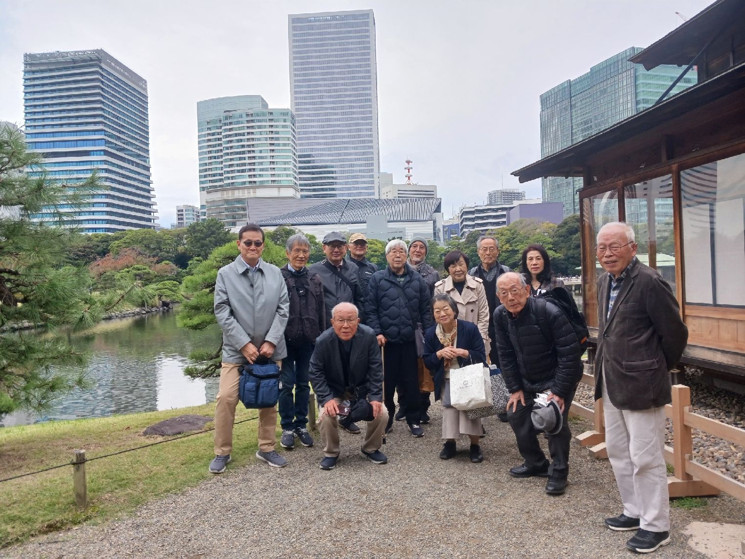 潮入の池の前にて