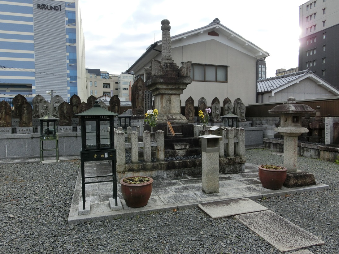 和泉式部の宝篋印塔