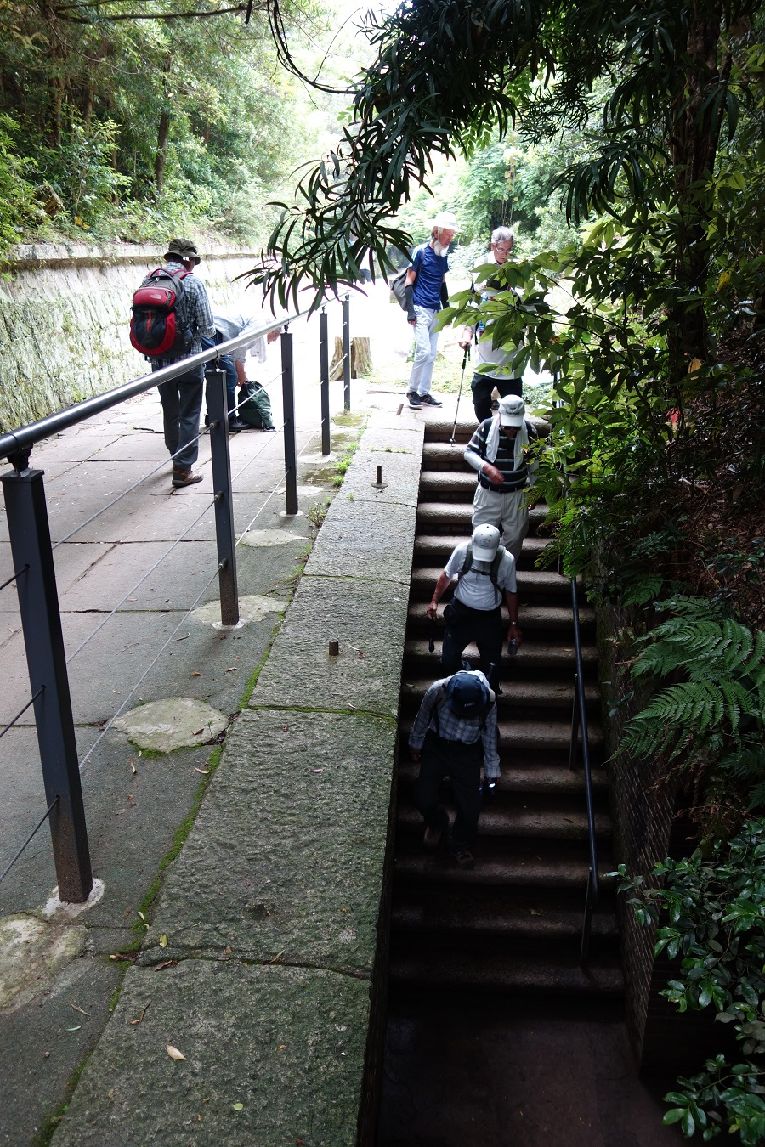 ２３．砲台跡に下りて行く