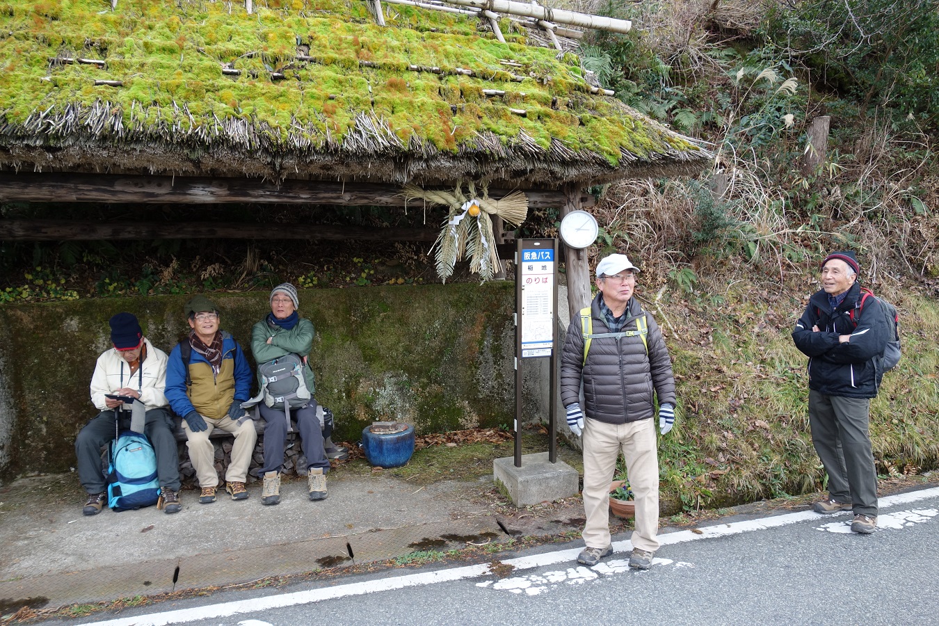 20. 稲地バス停で帰りのバスを待つ