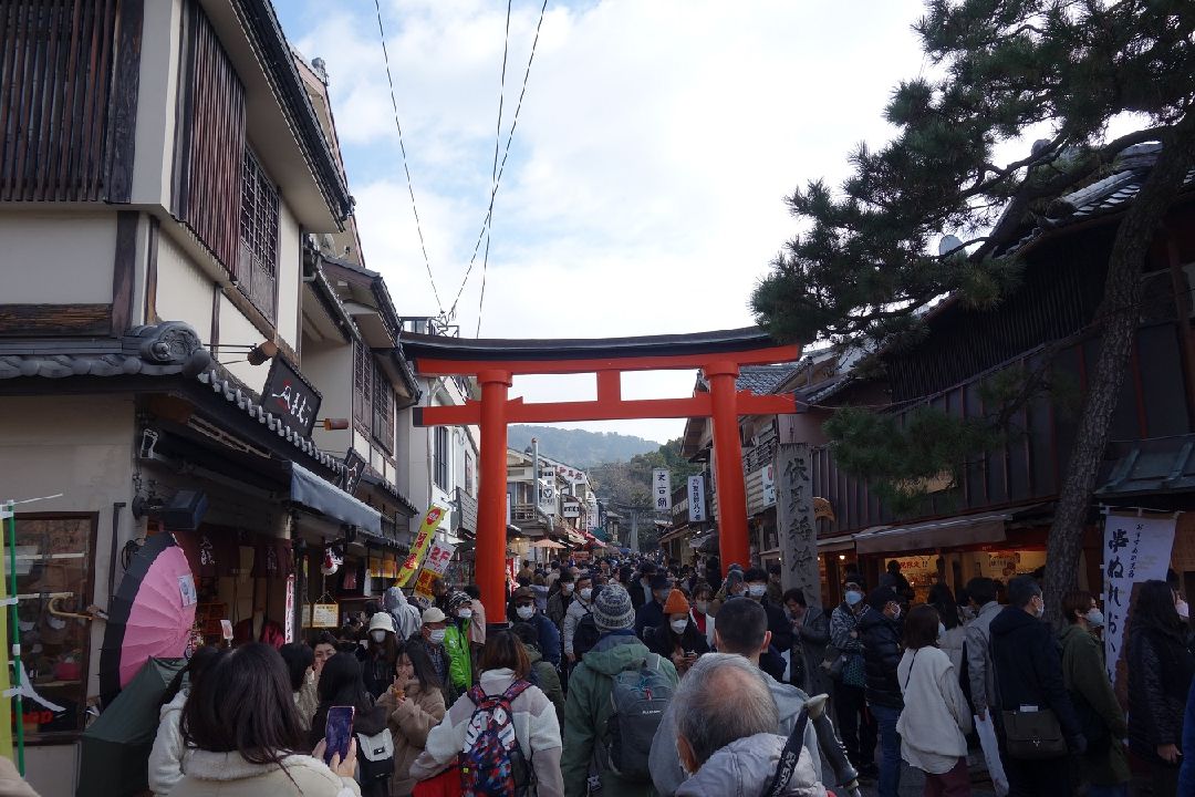 初詣客で賑わう参道