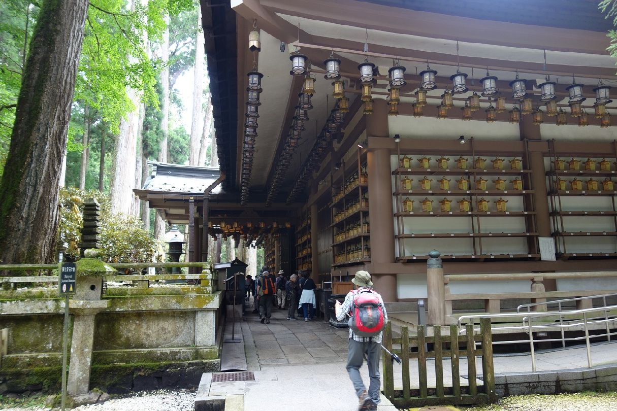 ２３．奥の院の裏手に到着