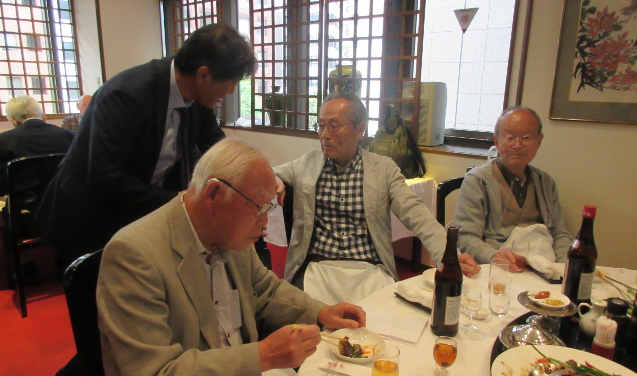14）森さん何食べてるの？　見ている西谷さん