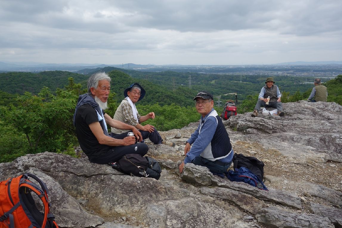 19．惣山近くの岩尾根で昼食