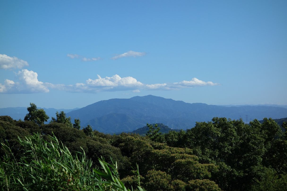 ２８．ぼくらの広場から見るダイトレの山々