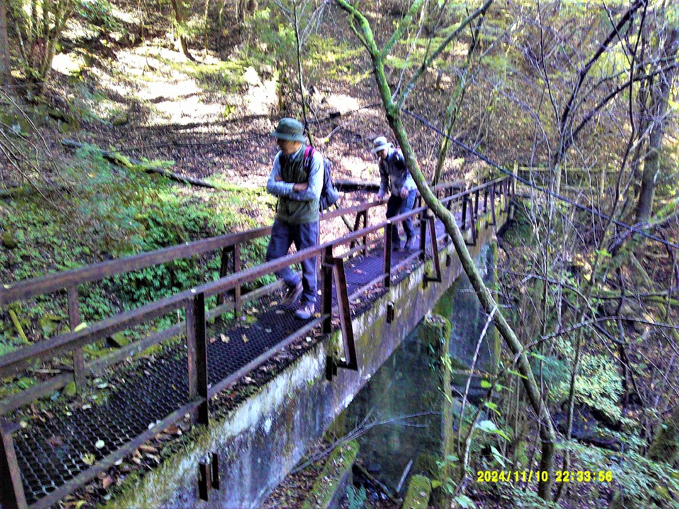 ９．渓谷沿いの遊歩道を行く