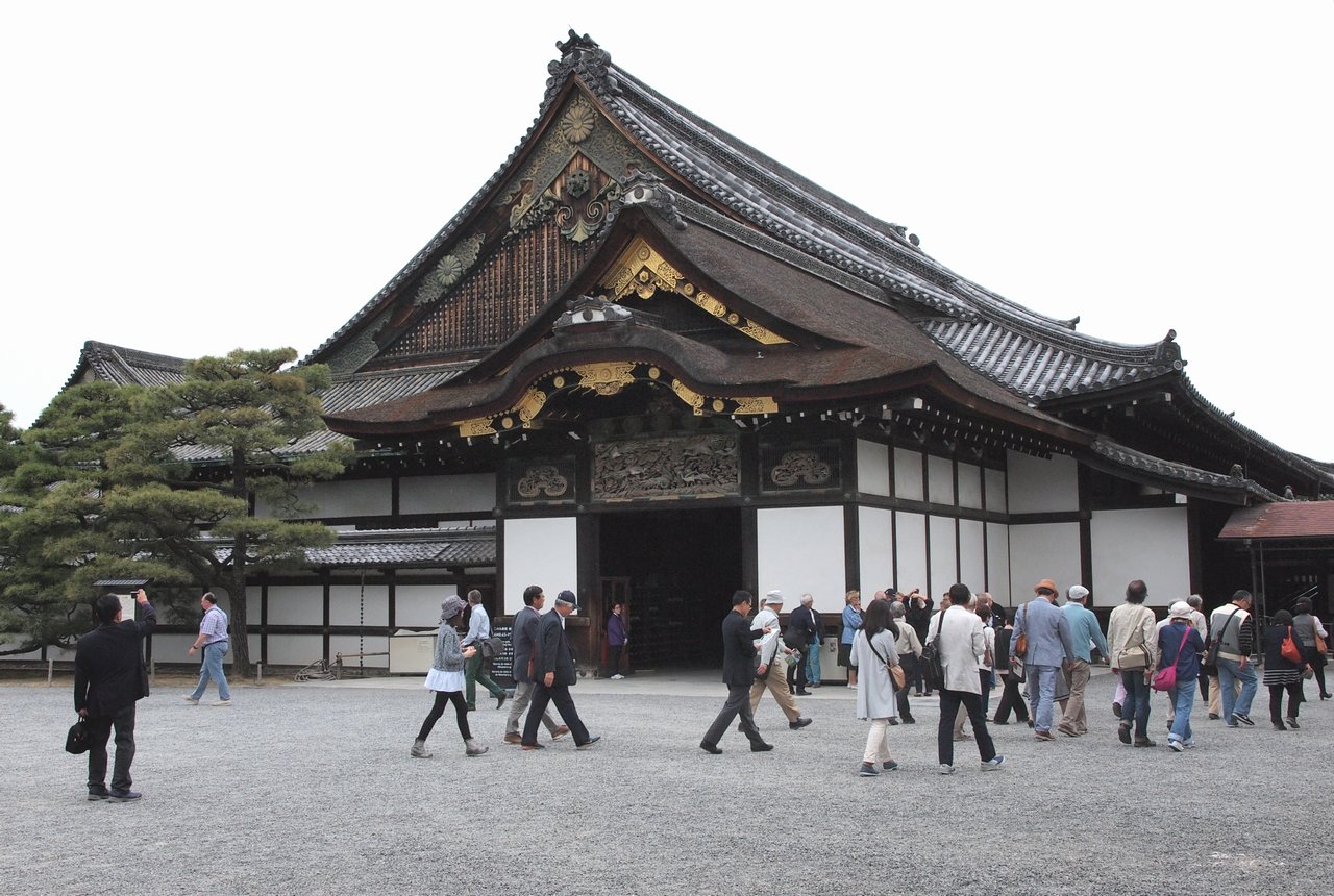 二条城二の丸御殿へ向かう