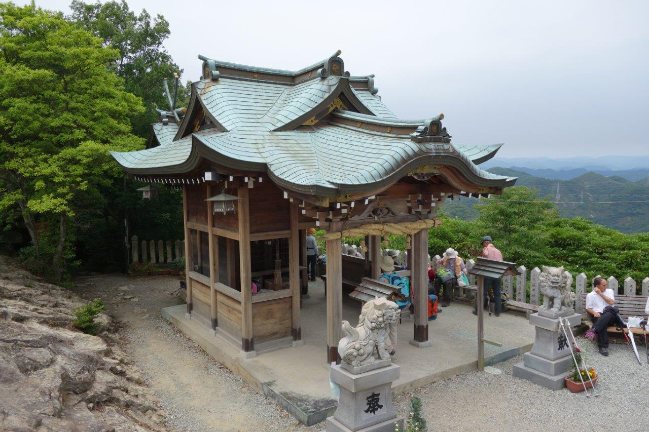 26. 頂上の高御位神社に到着