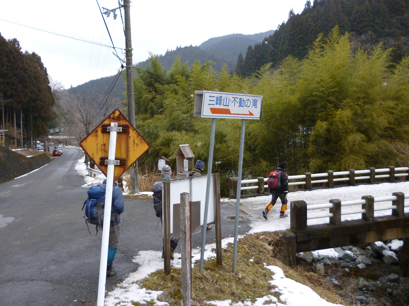 3. この橋を渡って登山道へ