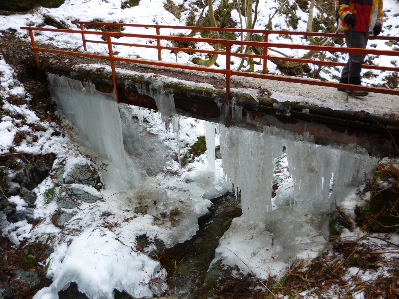 28. 参籠所前の橋の氷柱.JPG