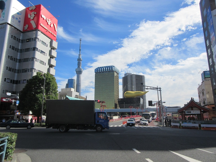 スカイツリーを見ながら雷門へ