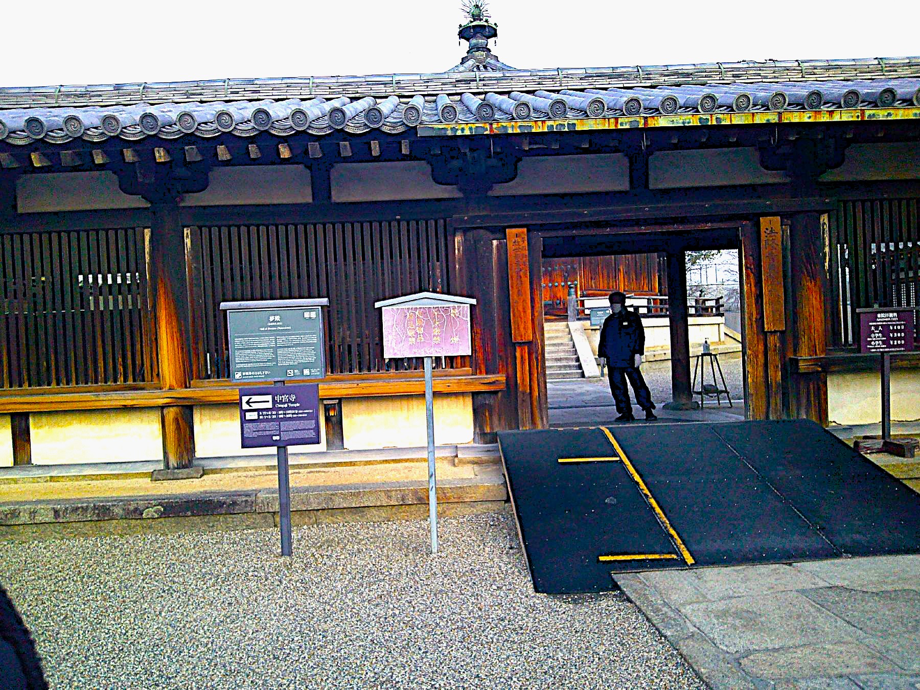 ２３．夢殿入口