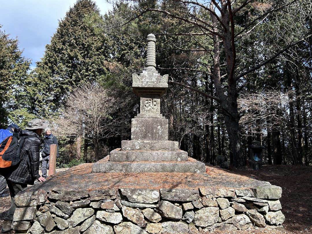 １５． 鷲峰山山頂に鎮座する宝篋印塔