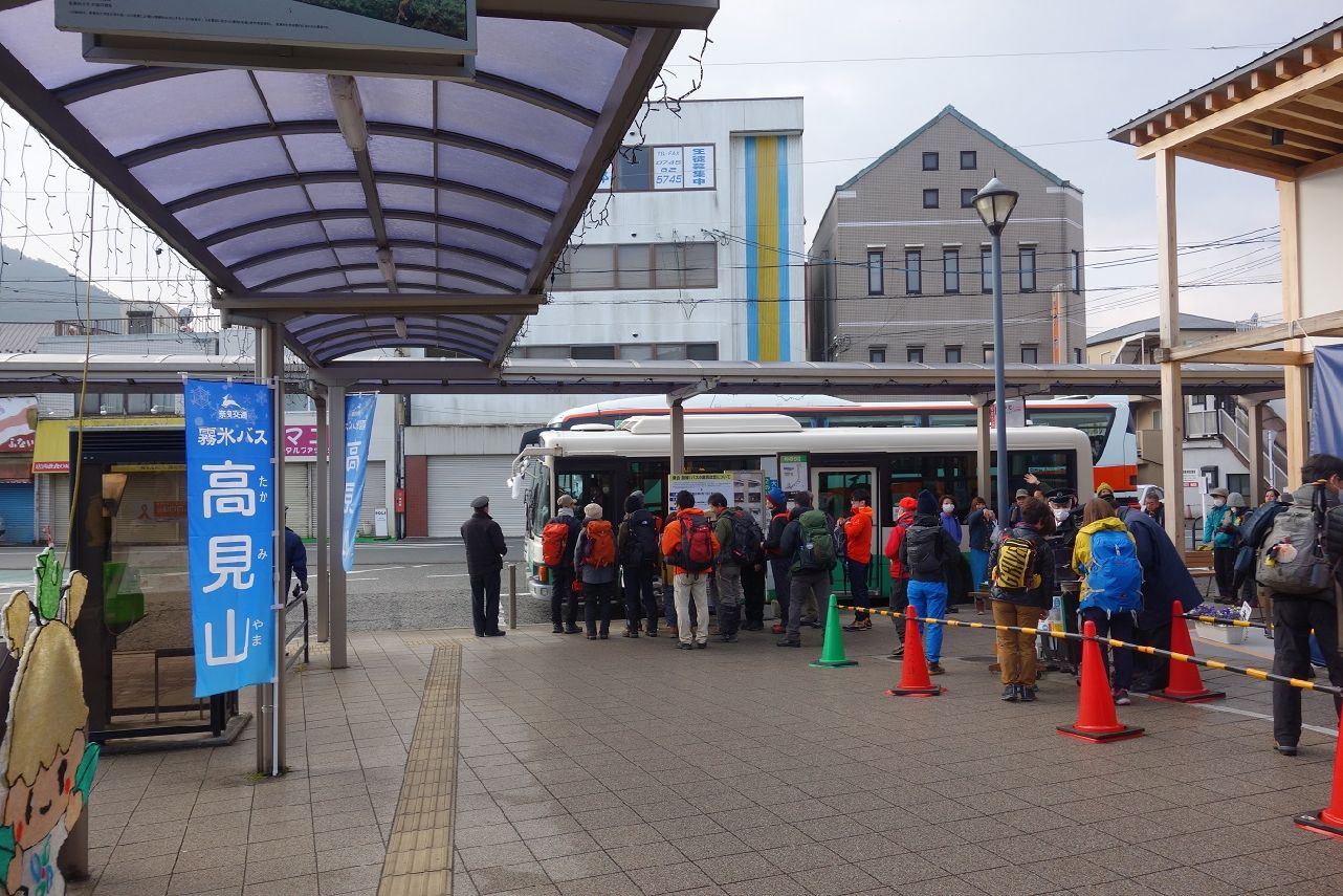 1．霧氷バス号乗車で混雑する榛原駅前