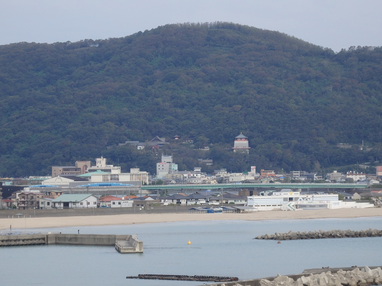 11、和歌浦の高台から紀三井寺が見えました