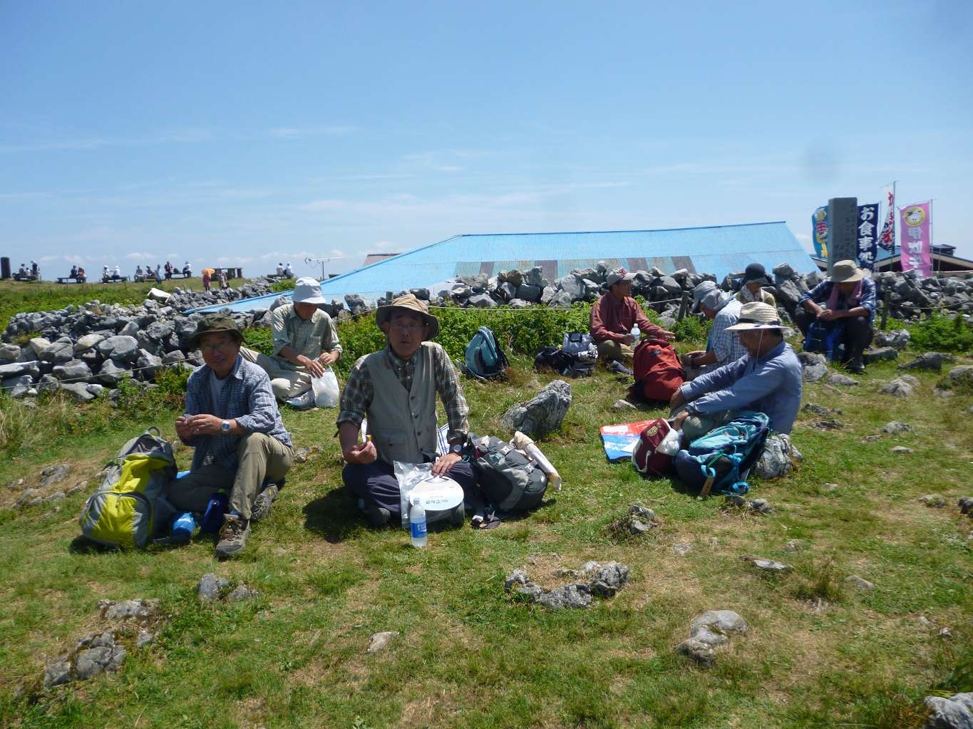 30.涼しい風吹く山頂で、昼食タイム.j