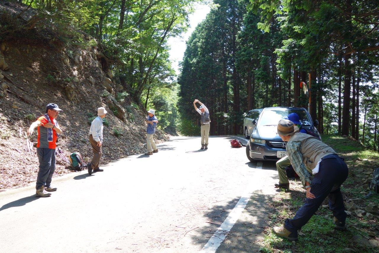 ３. 登山口前で準備体操